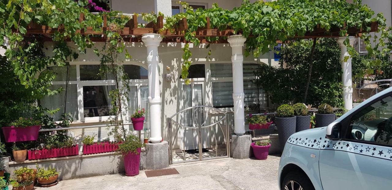 Studio Apartment For 2 Adults And 1 Child Makarska Exterior foto