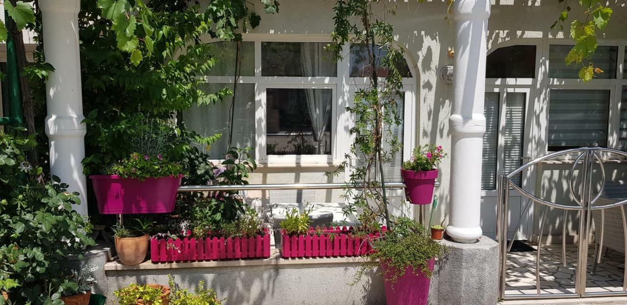 Studio Apartment For 2 Adults And 1 Child Makarska Exterior foto