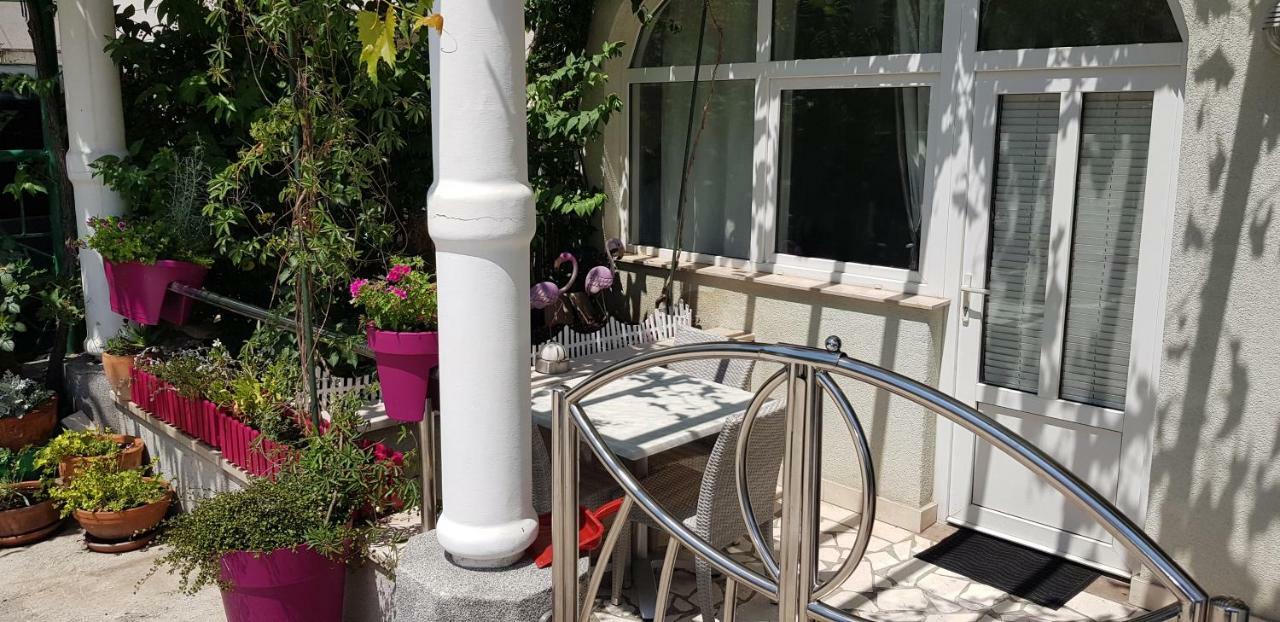 Studio Apartment For 2 Adults And 1 Child Makarska Exterior foto